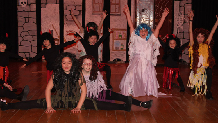 Ptenské dětské divadlo odhalilo, co se dělo s Popelkou po svatbě