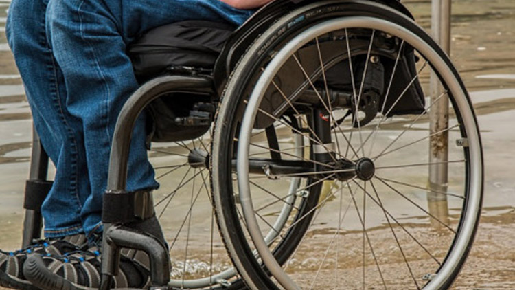 Vozíčkář se převrátil,  strážník mu pomohl