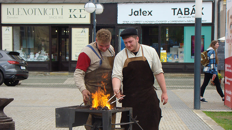 DEN ZEMĚ LÁKAL NA ZÁBAVU I POUČENÍ