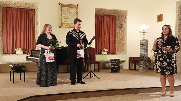 Koncert v Konici nabídl dokonalou souhru matky se synem