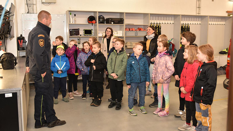 Školáky zaujal skluz i hasičské cisterny