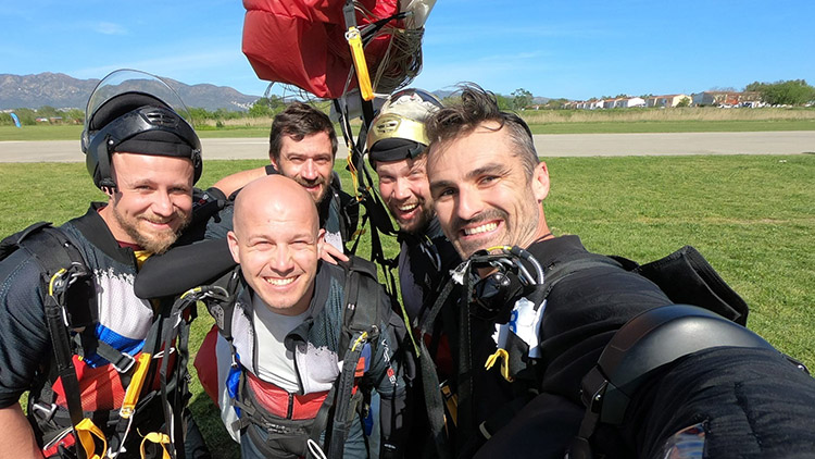 Parašutisté Dukly Prostějov opět pilovali  skupinovou akrobacii tradičně ve Španělsku