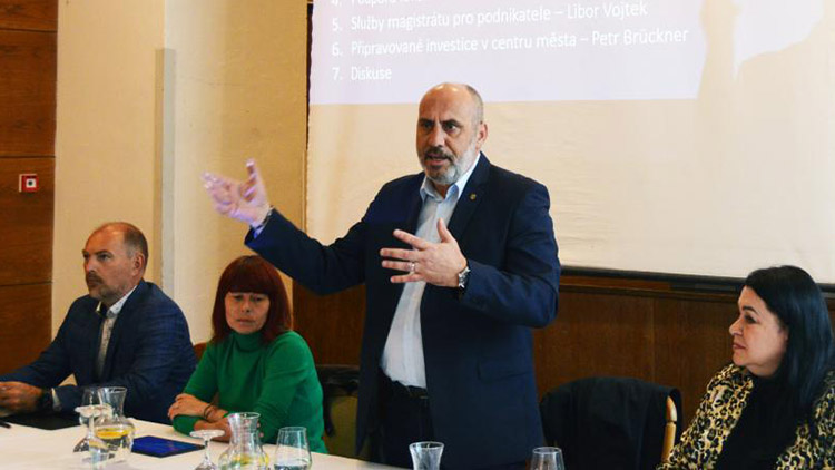 V centru Prostějova chybí parkovací místa a naopak přebývají nepřizpůsobiví