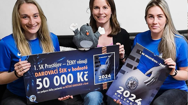 Kalendář se vydařil.Ženy eskáčka předaly šek na padesát tisíc korun