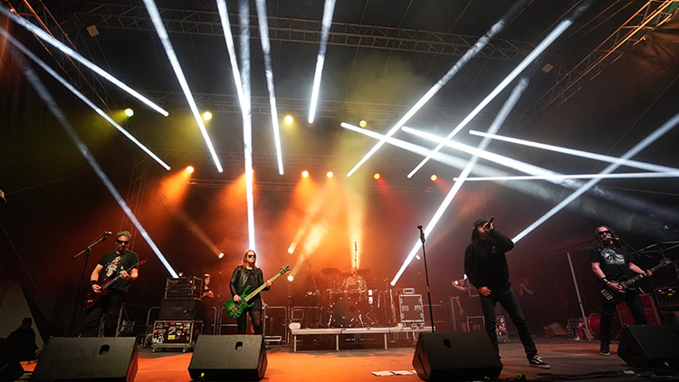 Trojice divokých kapel přitáhla do kempu Žralok tisíce lidí