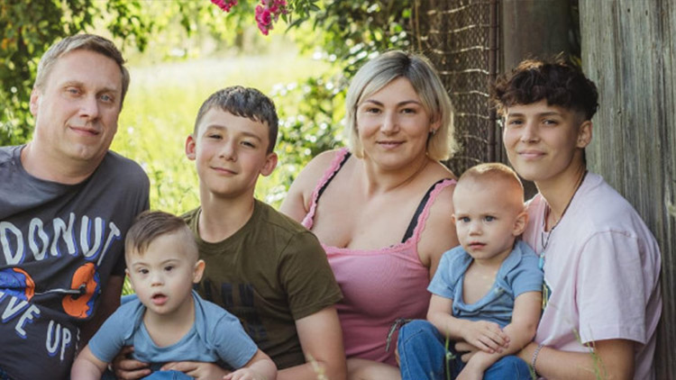 Přispějte otci Romanovi,  zůstal na ně sám...