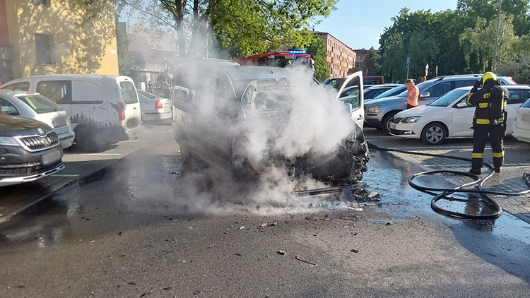 Požár na sídlišti poškodil i další vozidla