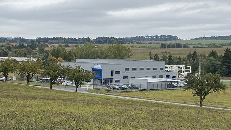 Na okraji města vyrostla fabrika