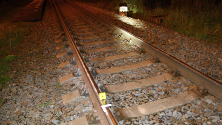 Vlak do Němčic zastavilo kamení