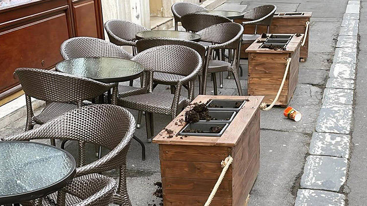 AKTUALIZOVÁNO: V „Kravařce“ ukradl květiny