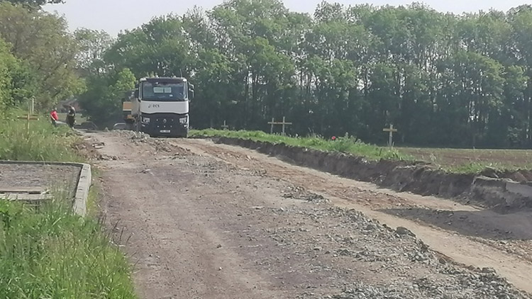 Silnice z Kostelce do Lešan  MIZÍ Z POVRCHU