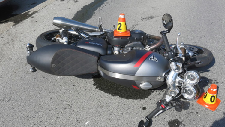Řidička srazila motorkáře