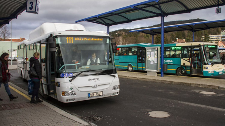 Obce musí na autobusy doplácet, jinak by nepřijely