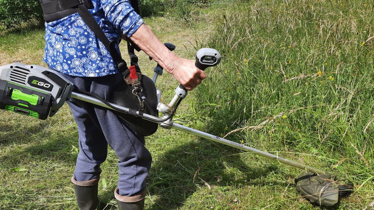 S trávou posekali i křížek