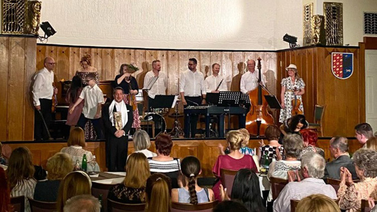 Dny hudby opájely výběrem z operetních hroznů  Titulek Koncert přeplnil sál v „Národě“  PROSTĚJOV Toto nikdy nezklame. Když v Národním domě dávají výběr z operet, židle nikdy nestačí. Přeplnit kapacitu přednáškového sálu se v sobotu 4. května podařilo populárnímu Večeru nejen s operetou, na němž již tradičně vystoupili zpěváci Pavlína Přikrylová a Miroslav Ondra. O klavírní doprovod se postarala Milena Buriánková. Vůbec poprvé však oba sólisty doprovodil také orchestr složený z kantorů prostějovské ZUŠky.   Martin ZAORAL   Přestože klasická opereta v posledních letech nezažívá právě své „zlaté časy“, při Prostějovských dnech hudby to vypadá úplně jinak. I aktuální 31. ročník tradiční přehlídky nabídl Večer nejen s operetou, který tentokrát nesl vinařský podtitul Chateau Prostějov, výběr z hroznů. Tímto výběrem se myslely ty nejslavnější operetní árie, mezi něž lze určitě zařadit například melodie z díla Oskara Nedbala Polská krev.