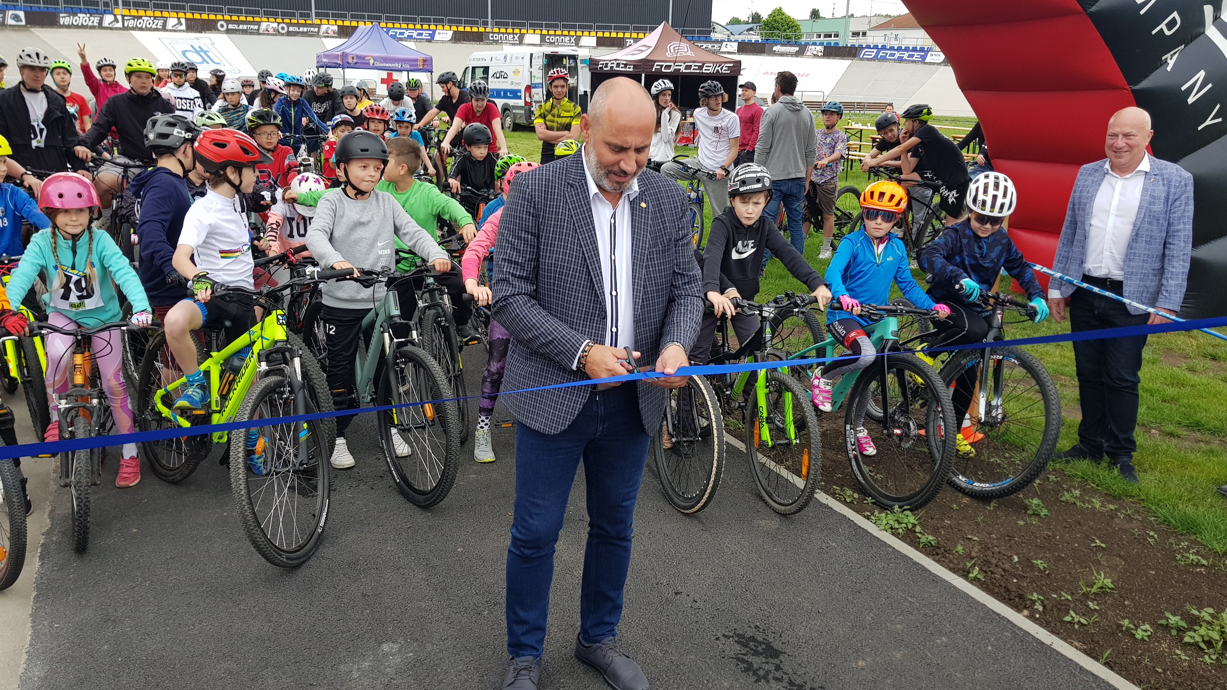 Cyklistickému závodu škol předcházelo slavnostní otevření chodníku uvnitř prostějovského velodromu