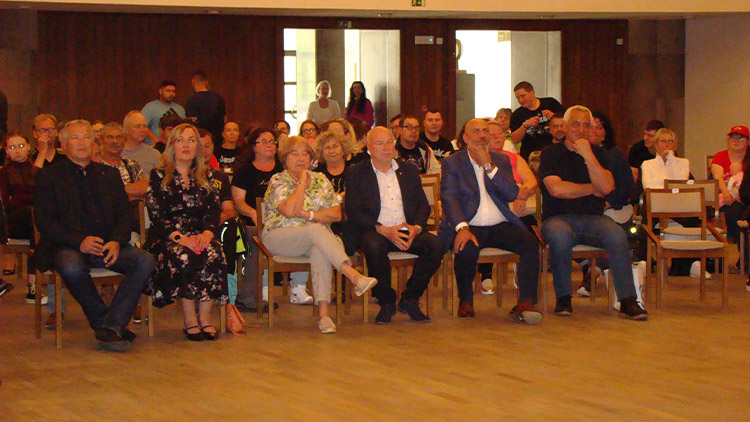 Festival nejen postižených musel pod střechu