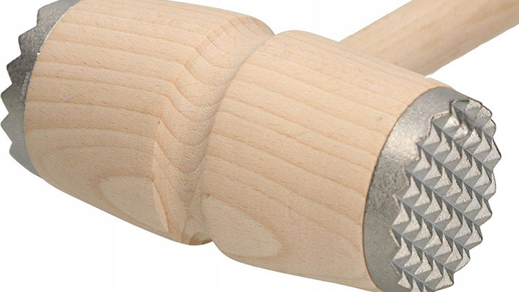 Na přítele vzala paličku