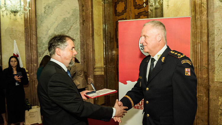 Český červený kříž v Senátu ocenil Generální ředitelství HZS ČR