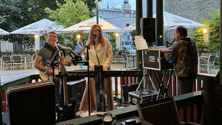 Večírek v „Národě“ nezhatil ani déšť