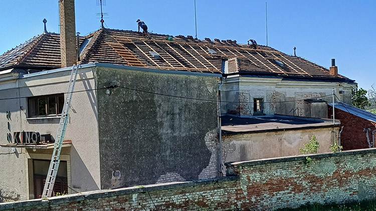 V Konici se pustili do opravy kina, co s ním bude dál, netuší