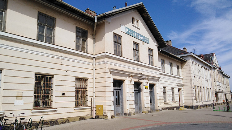 Budovu místního nádraží  ZÍSKALO MĚSTO. A ZADARMO!