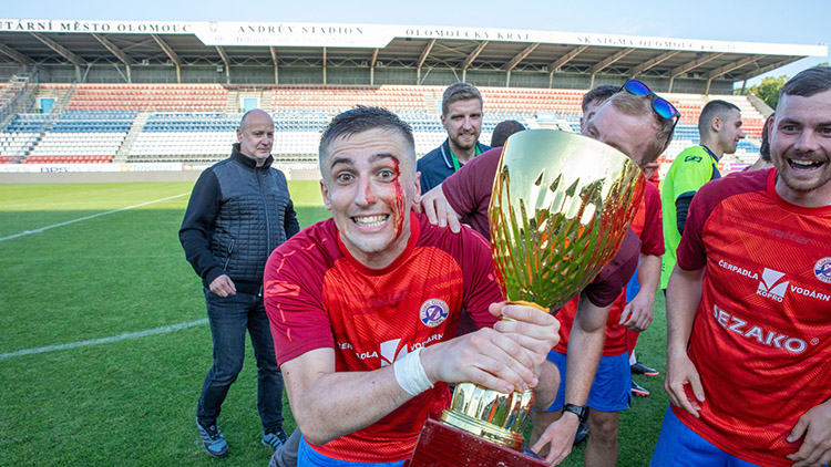 Na poháru tekla krev