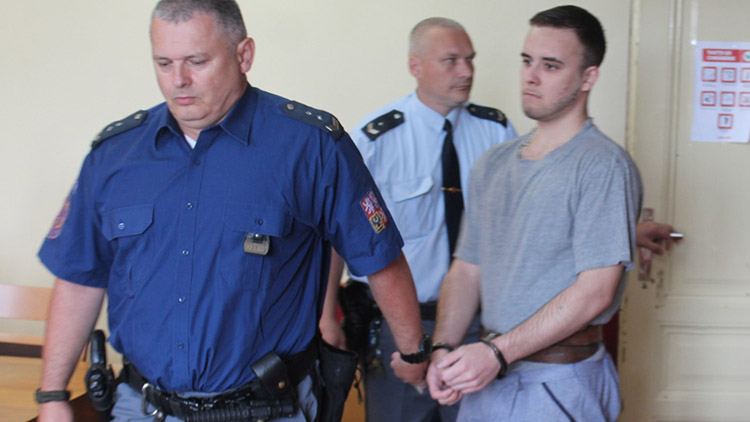 NEBEZPEČNÝ RVÁČ  vydržel na svobodě 11 dní!