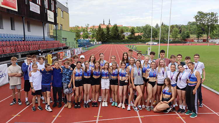 Atletické týmy ZŠ Jana Železného zářily na krajském finále Poháru rozhlasu 2024