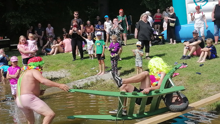 Sraz rodáků v Alojzově i s lávkou přes rybník