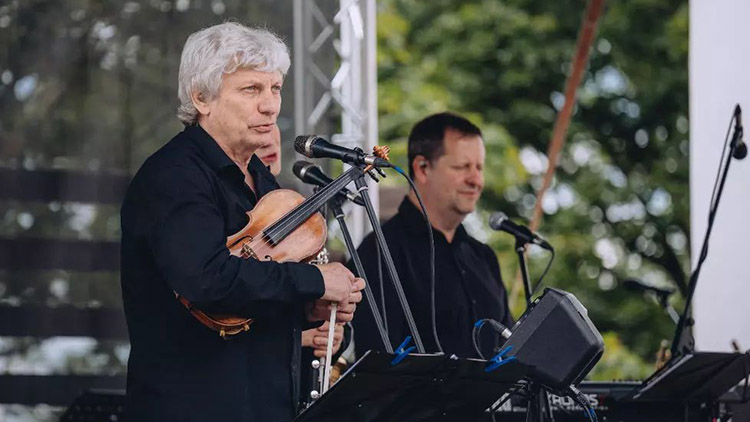 Jiří Pavlica & HRADIŠŤAN  podpořili sbírku pro zámek