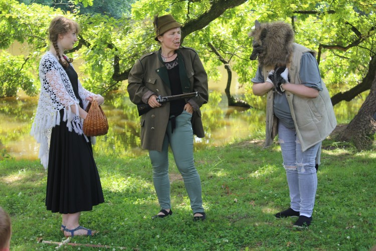 AKTUALIZOVÁNO: V zámeckém parku se hrála i pohádka o „Černé“ Karkulce