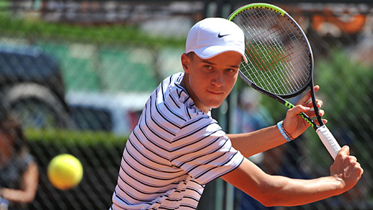 Menšík vybojoval první výhry na trávě