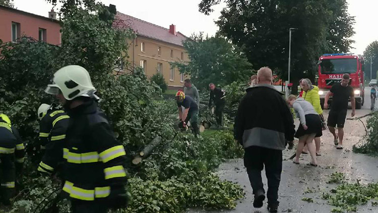 Vichřice v Bousíně  SMETLA LÍPU