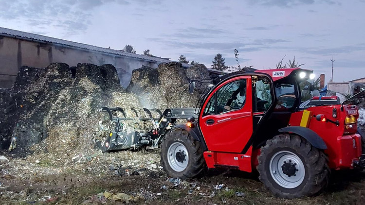 Požár v areálu zemědělského družstva Suchonice, Olomoucko - balíky plastového odpadu.