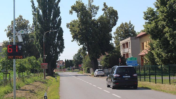 Vjezd do Smržic hlídá nový radar. Ukazuje i SPZ