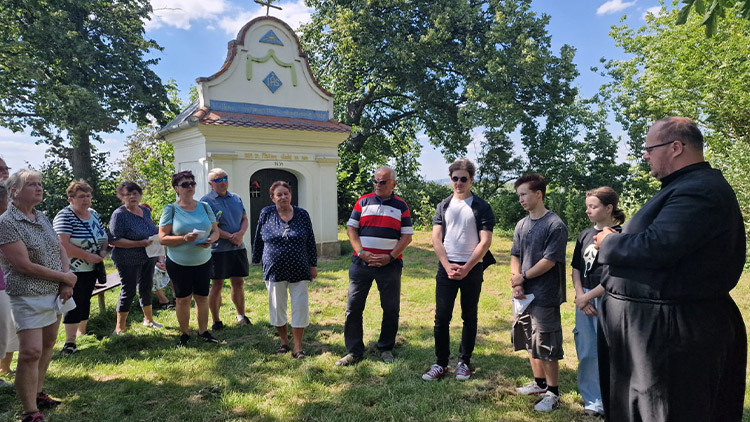 Kde byly Čehovice, zbyla jen kaplička. Sešli se u ní poutníci