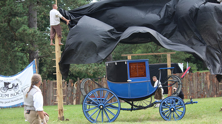 Josefkol odhalil nádherný kočár z pohádky S čerty nejsou žerty
