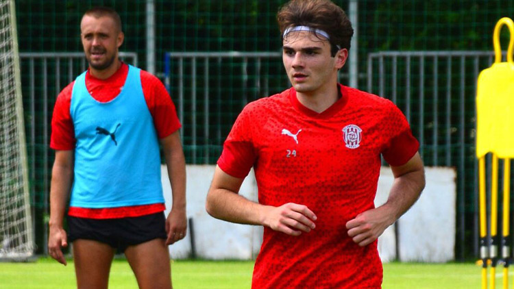 Zbrojovka podepisovala mladíky