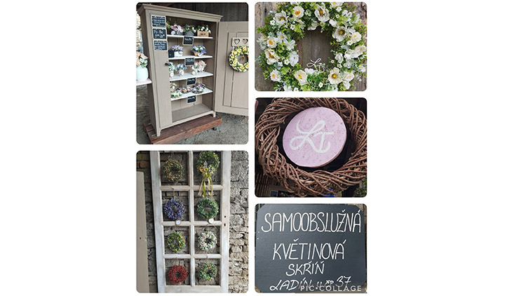 Samoobslužná skříň nabízí květinové dekorace