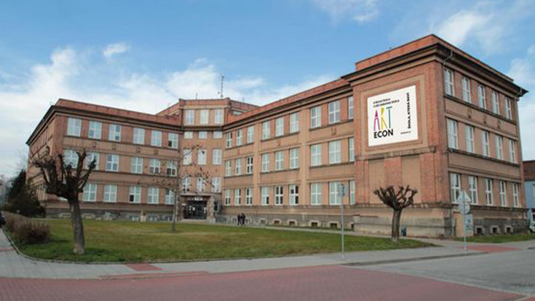 Venkovní hlediště u školy