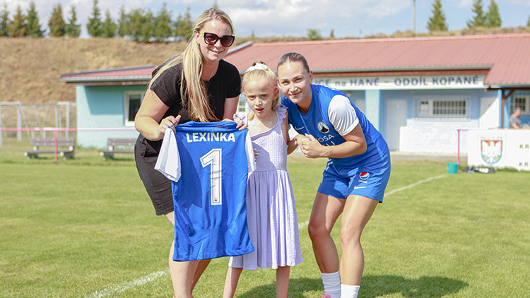 FOTBALISTKY Z LIBERCE PŘEDALY DÁREK MALÉ LEXINCE