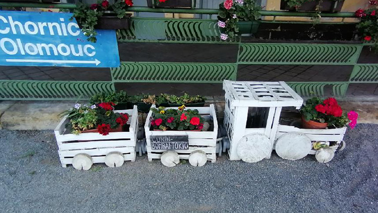 Místní nádraží krášlí  ČUNÍNSKÁ STŘELA