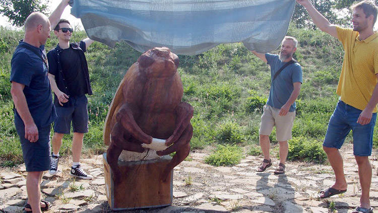 V Mládkových sadech  odhalili sochu Čmeláka