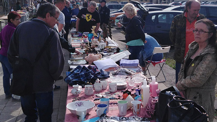 Sběratelské trhy se od dubna až do října budou konat jednou měsíčně. Foto: archiv Večerníku „Blešák“ se vrátí na tržnici. Už v neděli