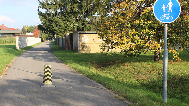 Seniorka si na neosvícené cyklostezce rozbila hlavu