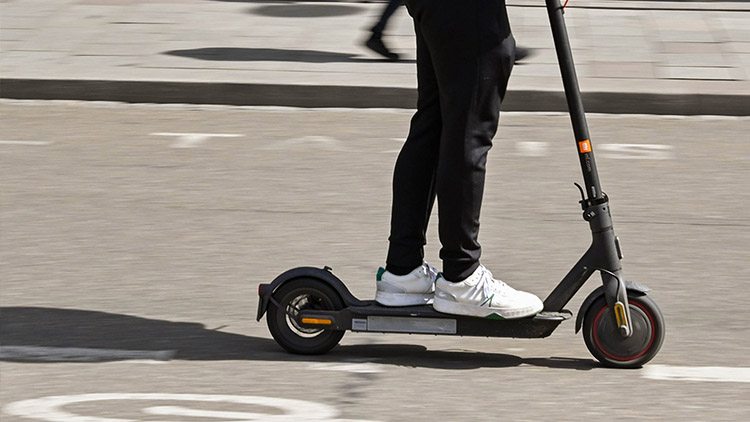 Nemajetné ženě zabavili policisté elektrokoloběžku. Proč?