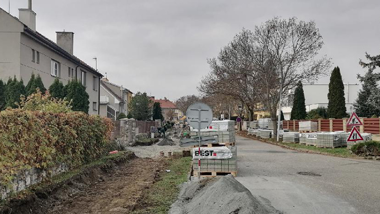 Wolfova ulice bude mít  NOVÉ CHODNÍKY