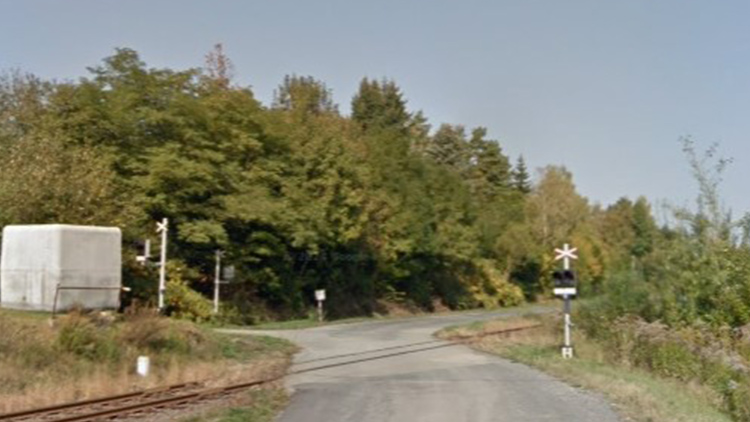 Nebezpečný přejezd v Křemenci  BUDE MÍT ZÁVORY!