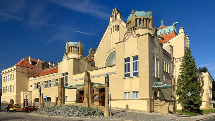 Opozice pokračuje v kampani proti Národnímu domu